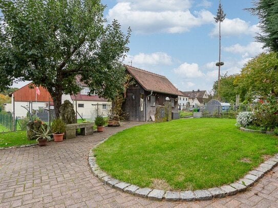 Zauberhaftes Familienhaus mit Weiherblick, Einliegerwohnung und 2 Garagen