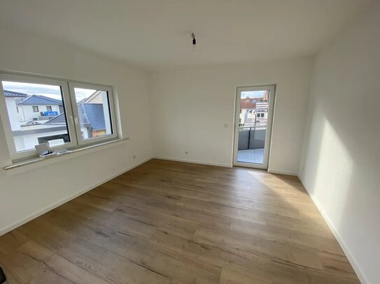 Helle, sanierte 3,5-Zimmer-Wohnung im Niedrigenergiestandard mit Einbauküche, Terrasse und Garage