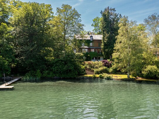 Geschichte direkt am See. Denkmalgeschützte Villa mit Steg.