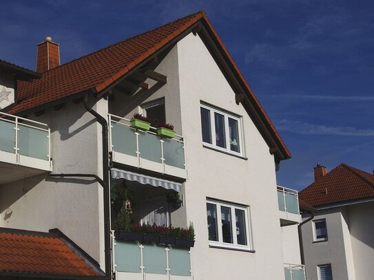 Helle, freundliche 2-Zimmer-DG-Wohnung mit überdachtem Balkon und Garage in Lautertal