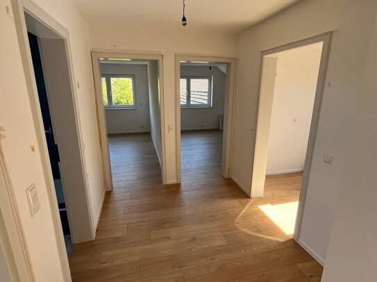 5-Zimmer-DG-Wohnung in Offenburg/Zell-Weierbach mit EBK, Balkon und Blick in die Weinberge