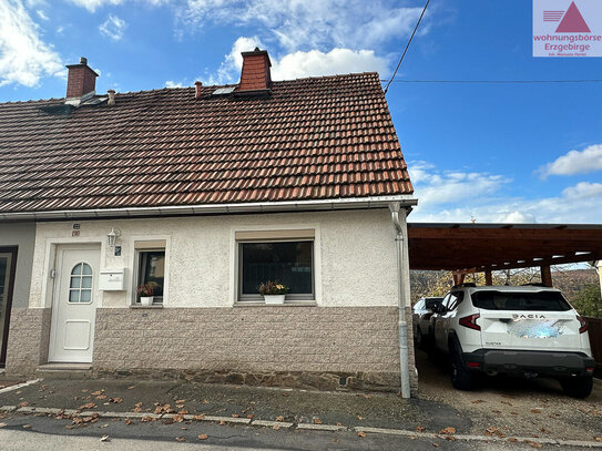 Doppelhaushälfte in Aue mit Erzgebirgsblick: Einfamilienhaus mit Balkon, Doppelcarport & Garten