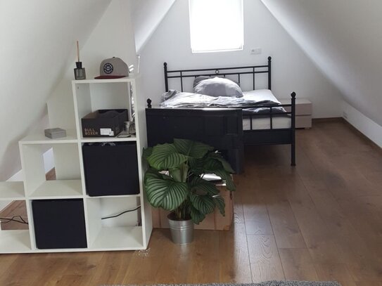 schönes Dachgeschoßzimmer mit kl. Vorraum in einer 4er WG sucht junge Frau als Nachmieterin