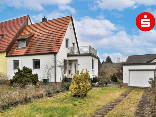 Kleine Doppelhaushälfte auf großem Grundstück in Gebersdorf