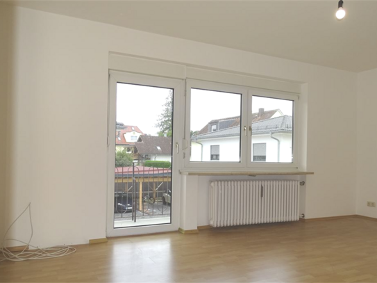 Gilching im Zentrum: 2,5 Zi.-Whg mit Balkon, Gartennutzung + gr. Garage