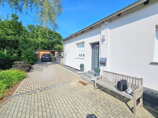 Modernes Einfamilienhaus, mit Gewerberäumen & Parkplätzen, in Michendorf, zu verkaufen.