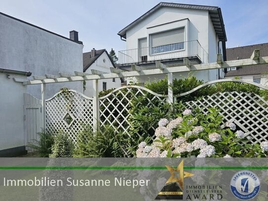 Ein- bis Zweifamilienhaus mit herrlichem Garten, 30 m² Terrasse und Garagenhaus in Solingen Wald