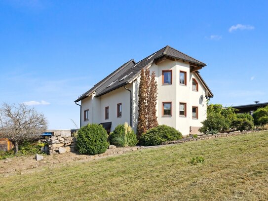 Schönes Zweifamilienhaus mit Pool, Garage, Carport und großem Grundstück in Lengenfeld