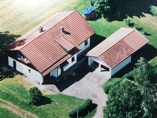 Wohnhaus mit drei Garagen am Ortsrand von Achslach, (Oxla) zwischen Viechtach und Gotteszell