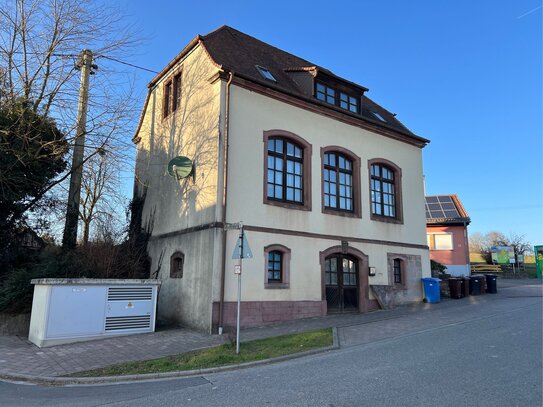 Sanierungsbedürftiges und freistehendes Mehrgenerationenhaus in Battweiler