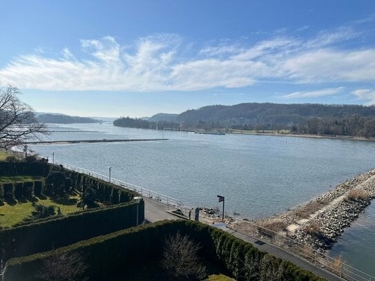 Exklusives Wohnen mit atemberaubendem Rheinblick, traumhaftem Sonnenbalkon und komfortablem Aufzug!!