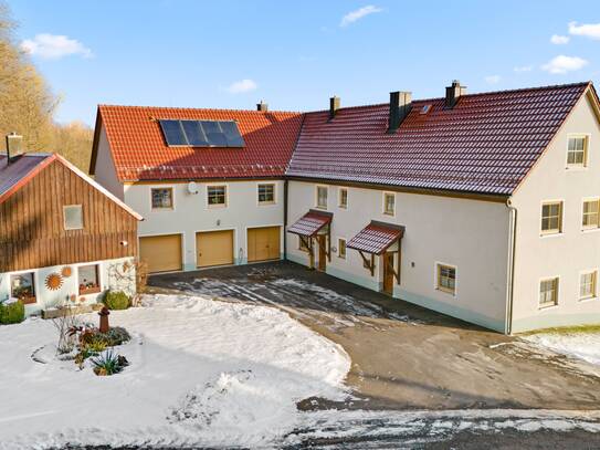 Exklusives Anwesen in Alleinlage - Modernisiertes Zweifamilienhaus auf 43.983 m² großem Grundstück