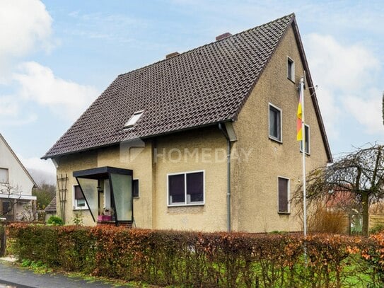 Erbbaurecht: Charmantes Zweifamilienhaus in Idylle mit großem Garten und Garage