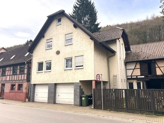 PROVISIONSFREI! 2-Familienhaus mit Garagen und Garten und zentraler Lage von Berghausen