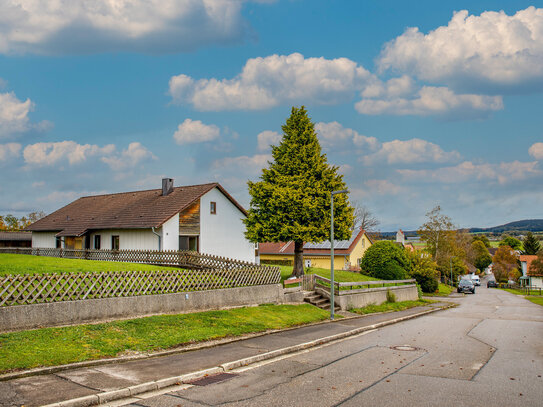 Renovierungsbedürftiges Einfamilienhaus mit Ausbaupotential und Bergblick