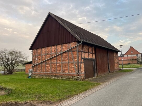 Baugrundstück mit bebauter Scheune und angrenzender Pferdewiese