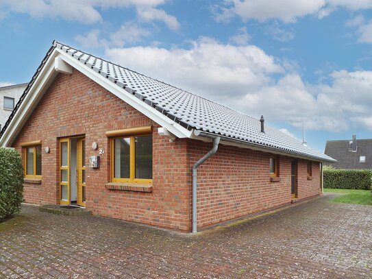 Büsumer Deichhausen: Modernes Einfamilienhaus im offenen Bungalow-Stil mit Garten in ruhiger Lage