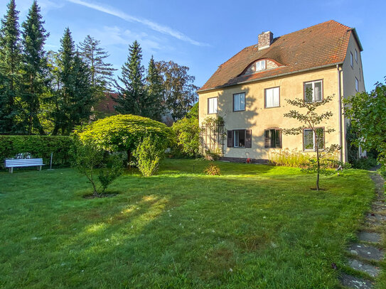 Zweifamilienhaus auf großem Grundstück in Zehlendorf-Mitte