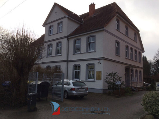 Große 2-Zi. Wohnung, ca. 93 m², Renoviert, EbKü, Carport