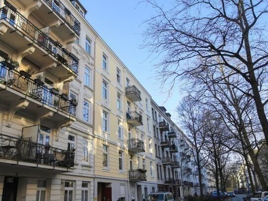 Charmante 2-Zimmer-Altbauwohnung mit Balkon im Herzen von Hamburg!