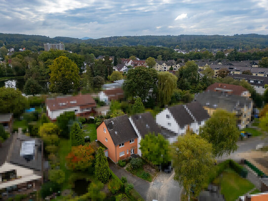 Viel Grün und kurze Wege am Rand des Ortskerns von Holzlar machen dieses Familienheim attraktiv