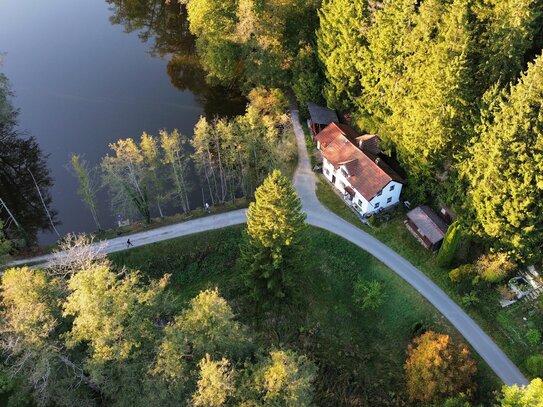 Renovierungsbedürftiges Haus in einmaliger und idyllischer Lage am See