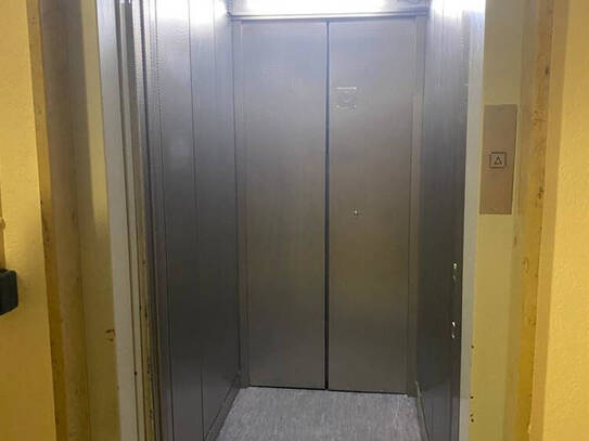 Neu Sanierte 3,5 Zimmer ETW mit 2 Balkone und Einbauküche und mehr mit Panoramaausblick Inkl. Aufzug