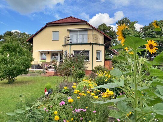 Top Haus für zwei Familien mit Garagen, Carport und Kellerersatzräumen