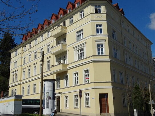 helle 3 Raum Wohnung mit offener Küche, Aufzug und Balkon neben dem Stadtpark