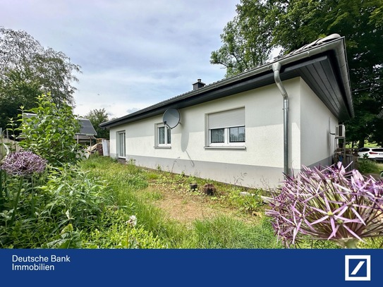 Innen modern und gemütlich, draußen noch einiges zu tun - Haus im Bungalowstil in idyllischer Lage