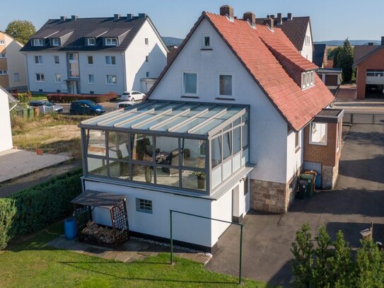 Freistehendes Haus mit 2 abgeschlossenen Wohnungen und modernem Sommergarten, riesiger Grünfläche (auch als Baugrundstü…