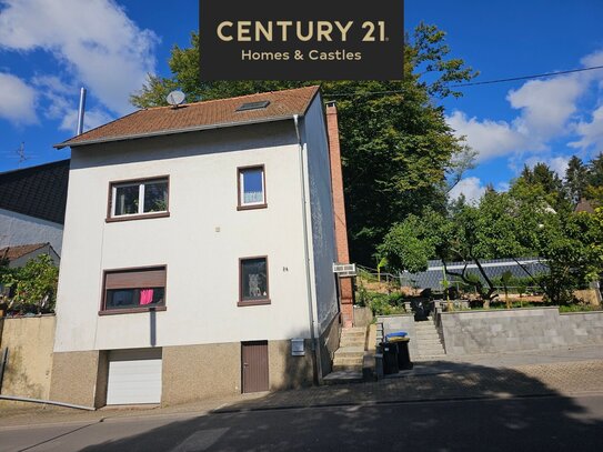 Freistehendes Zweifamilienhaus mit großem Garten in Dudweiler