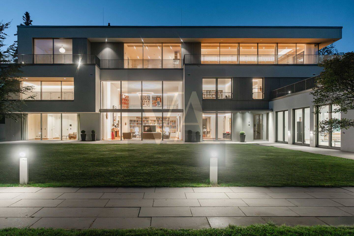 State of the Art Villa in eine der exklusiven Lage Berlin- mit privten Zugang,Lift,Pool - Photo 1