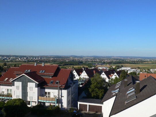 Architektonisch reizvolle 2,5-Zimmer-Galeriewohnung mit Dachterrasse in herrlicher Aussichtslage