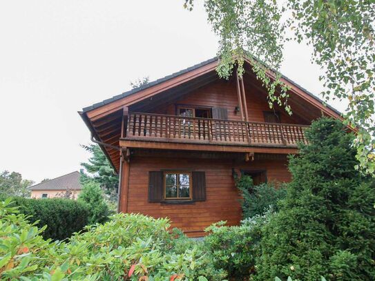 Behagliches Flair: Gepflegtes Timberhaus mit großem Garten, Kamin und Sauna