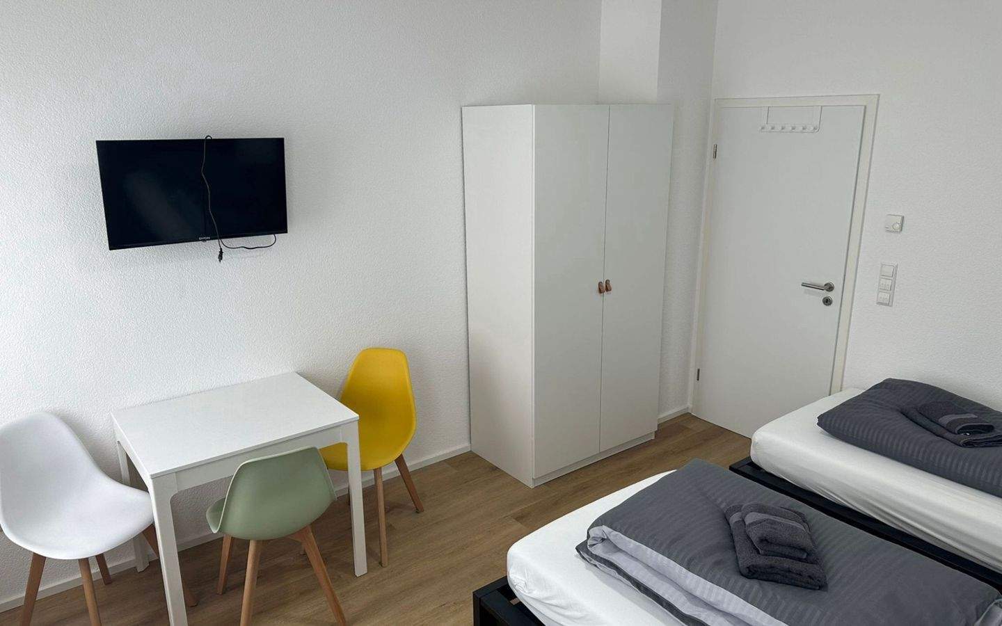 Gästezimmer mit TV, Internet, 2x Etagendusche/WC, Gästeküche, Waschmaschine und Trockner