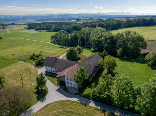 Hofanwesen mit Wald, Weiden, Wiesen und Äckern