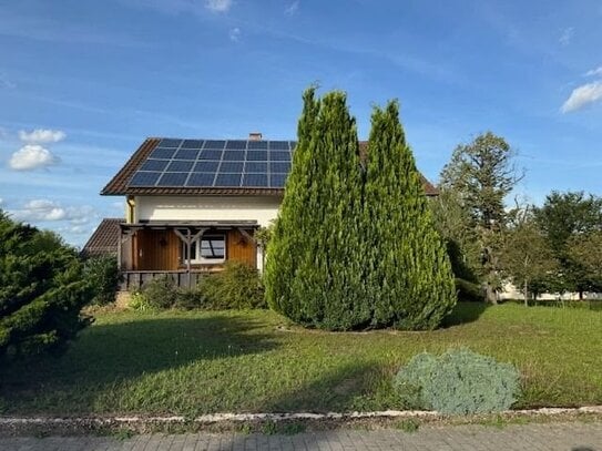 Schön gelegenes freistehendes Einfamilienhaus mit Garten und Garage zum Verkauf!