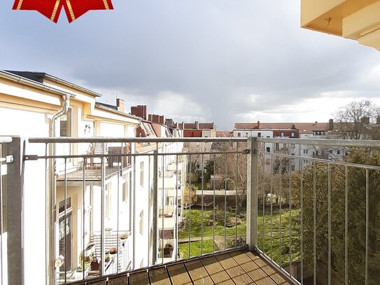 Helle Dachgeschosswohnung mit Balkon, moderner Einbauküche und Bad mit Wanne sowie Dusche