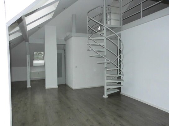 Top-ausgestattete 2-1/2-Zimmer-Maisonette-Wohnung mit sonniger Dachterrasse und Stellplatz in Stadtlage zu vermieten!