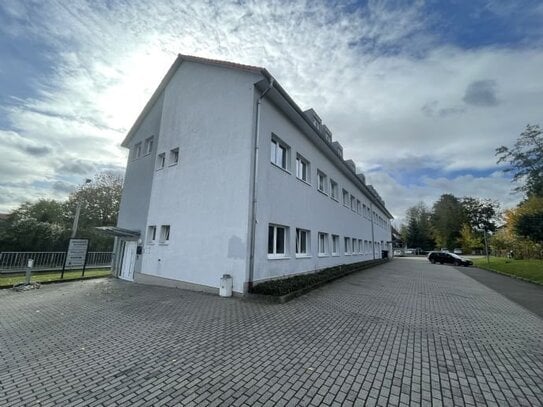 Schön hier zu Wohnen 3-Raum-Whg. mit Tageslichtbad mit Badewanne Dusche - Balkon und Stellplatz