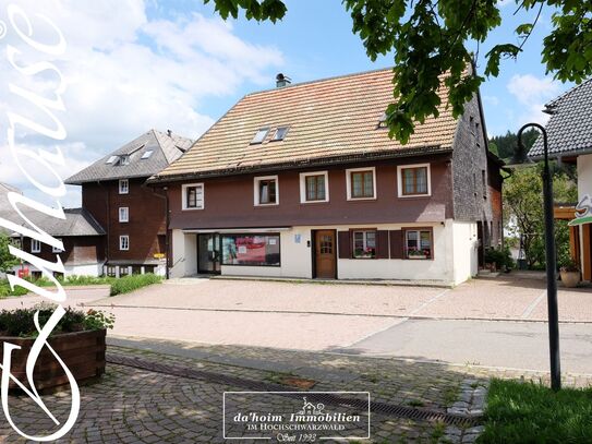 Wohnhaus mit Café am Feldberger Rathausplatz