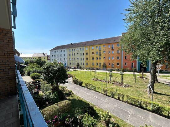 gemütliche 2- RWE mit Balkon sowie Wanne und Dusche am Künstlerviertel !