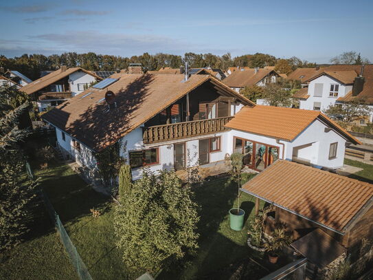 2-Familienhaus, hochwertig renoviert mit zwei großen Garagen, 3 Minuten zur A96