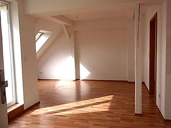 Topp- DG-Wohnung mit Dachterrasse in ruhiger Seitenstraße, 2010 saniert, frei ab 01.06.2025