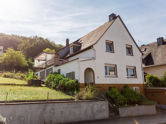 Großes Zweifamilienhaus mit großem Gartengrundstück und Garage