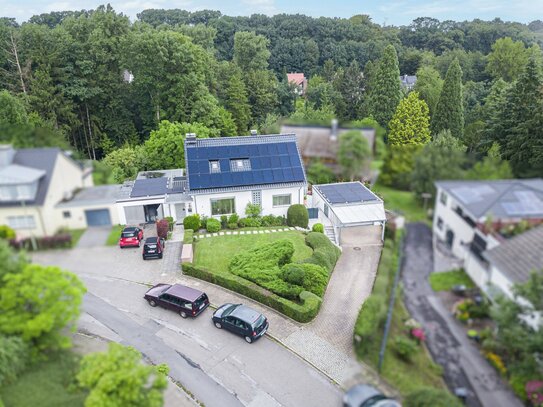 Ab März 2024 verfügbar: Stilvolle Villa mit Poolhaus auf großzügigem Grundstück in Bredeney