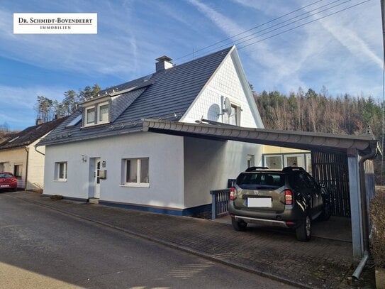 Gepflegtes Einfamilienhaus in Ortsrandlage mit Carport und großem Gartengrundstück!