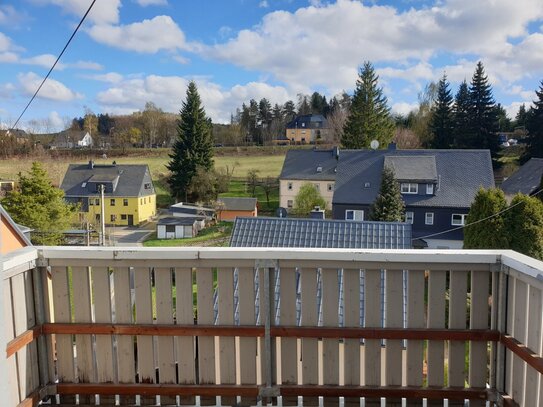 Familientraum auf den Dächern Lauters im sanierten Altbaucharme mit Balkon, Einbauküche und neuer Heizung