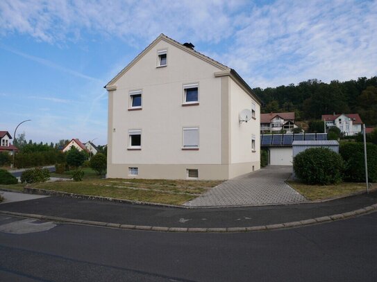 großes, gepflegtes Wohnhaus mit Nebengebäuden